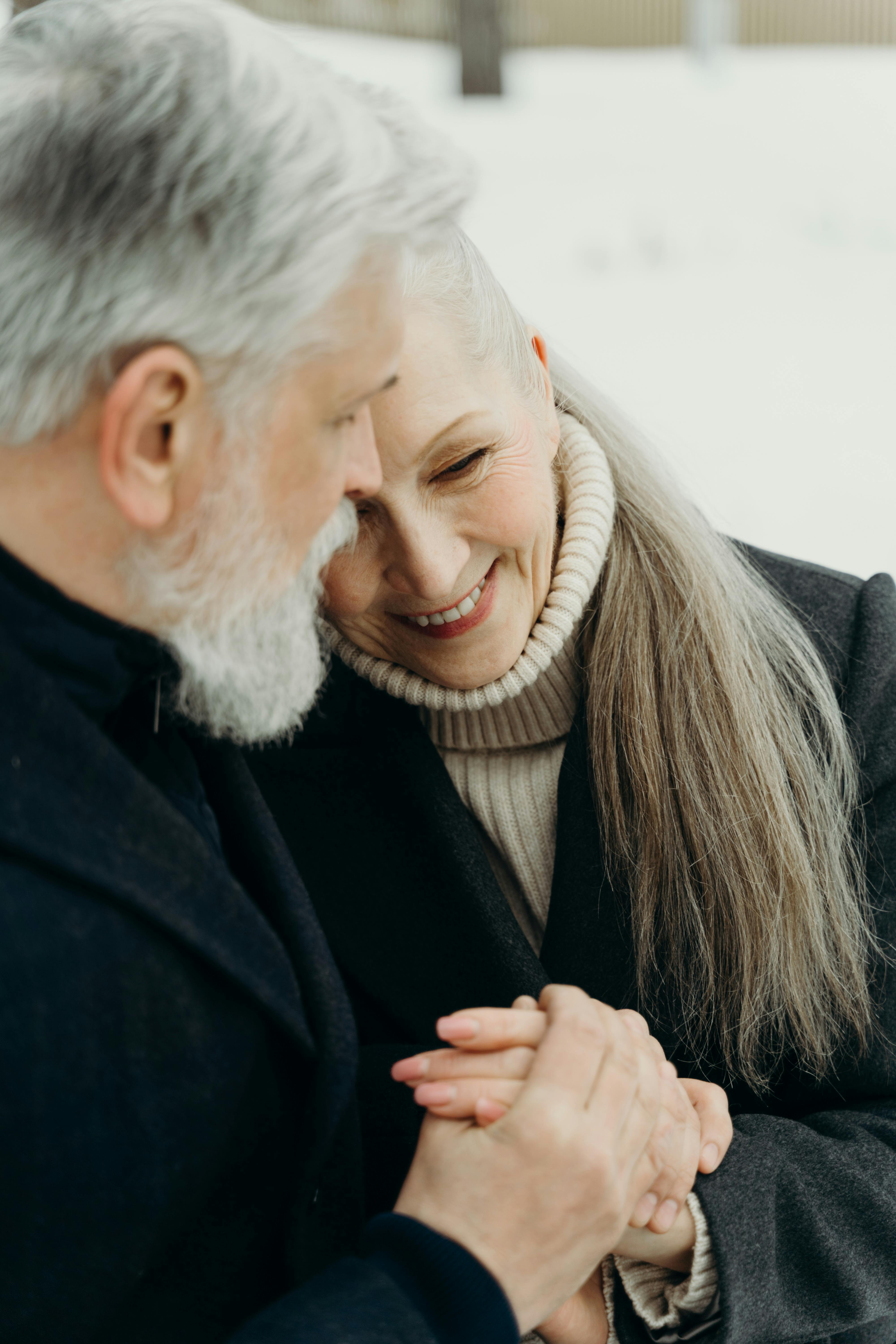 A happy couple embracing | Source: Pexels