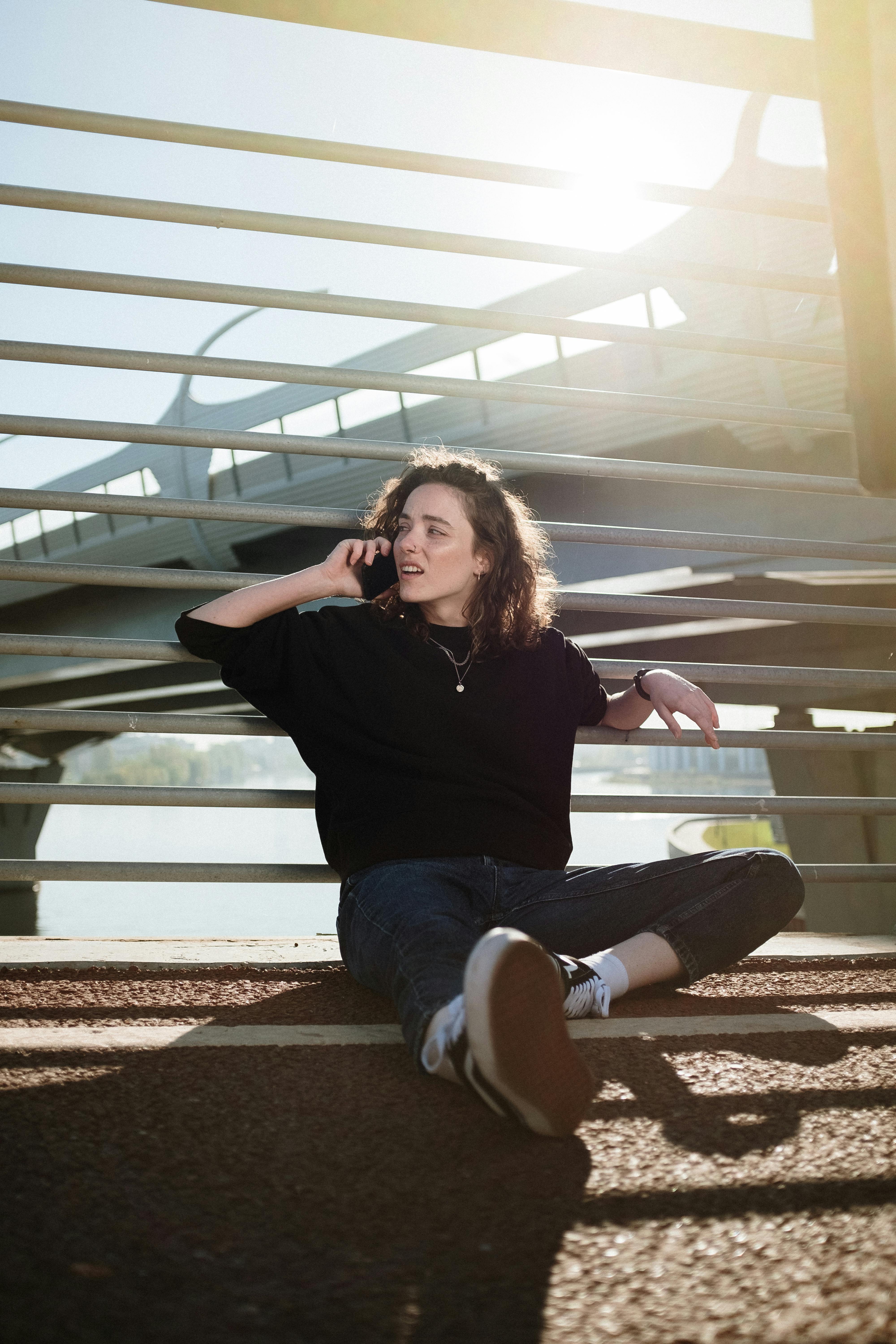 An upset woman talking to someone on the phone | Source: Pexels