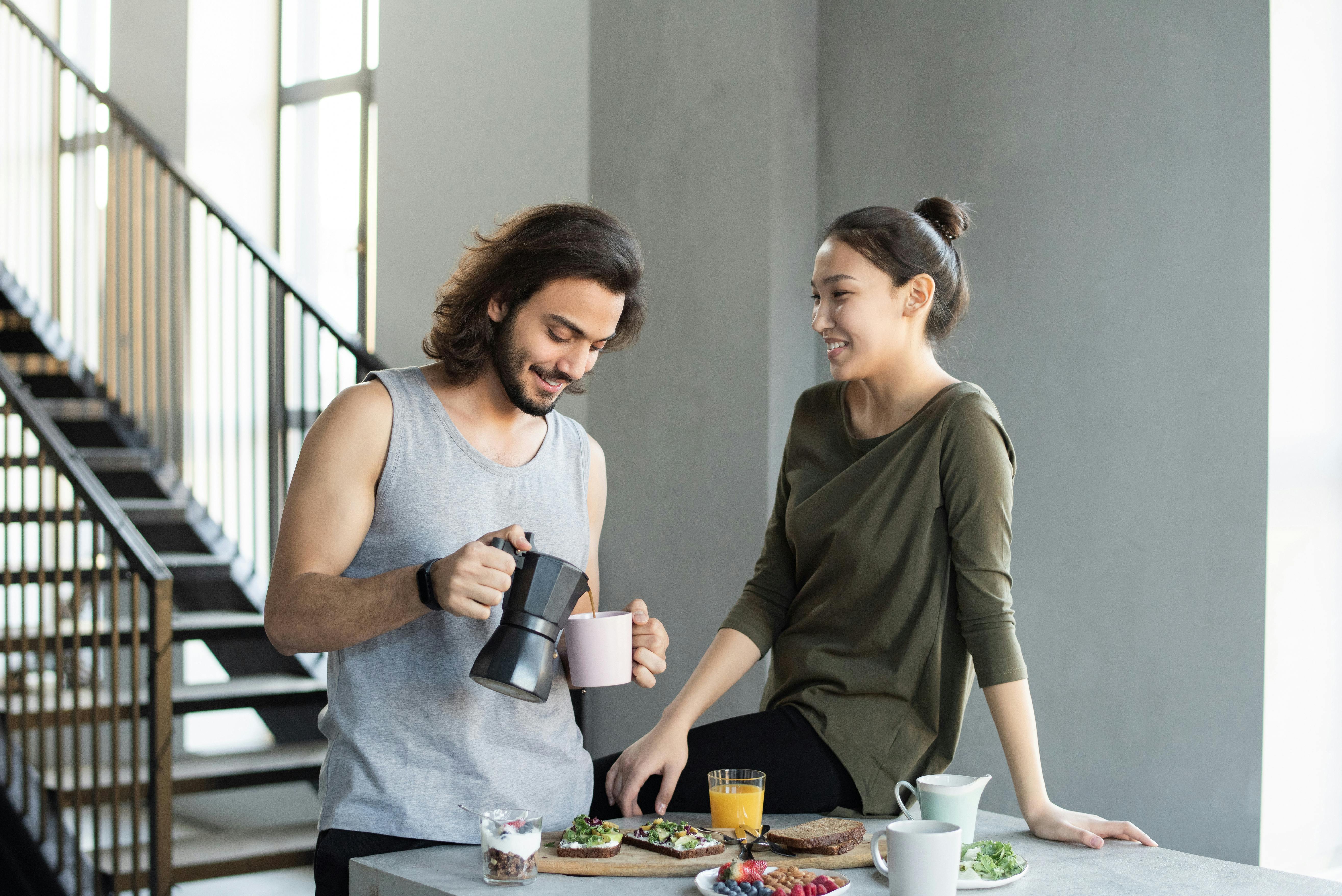 A happy couple having a meal | Source: Pexels