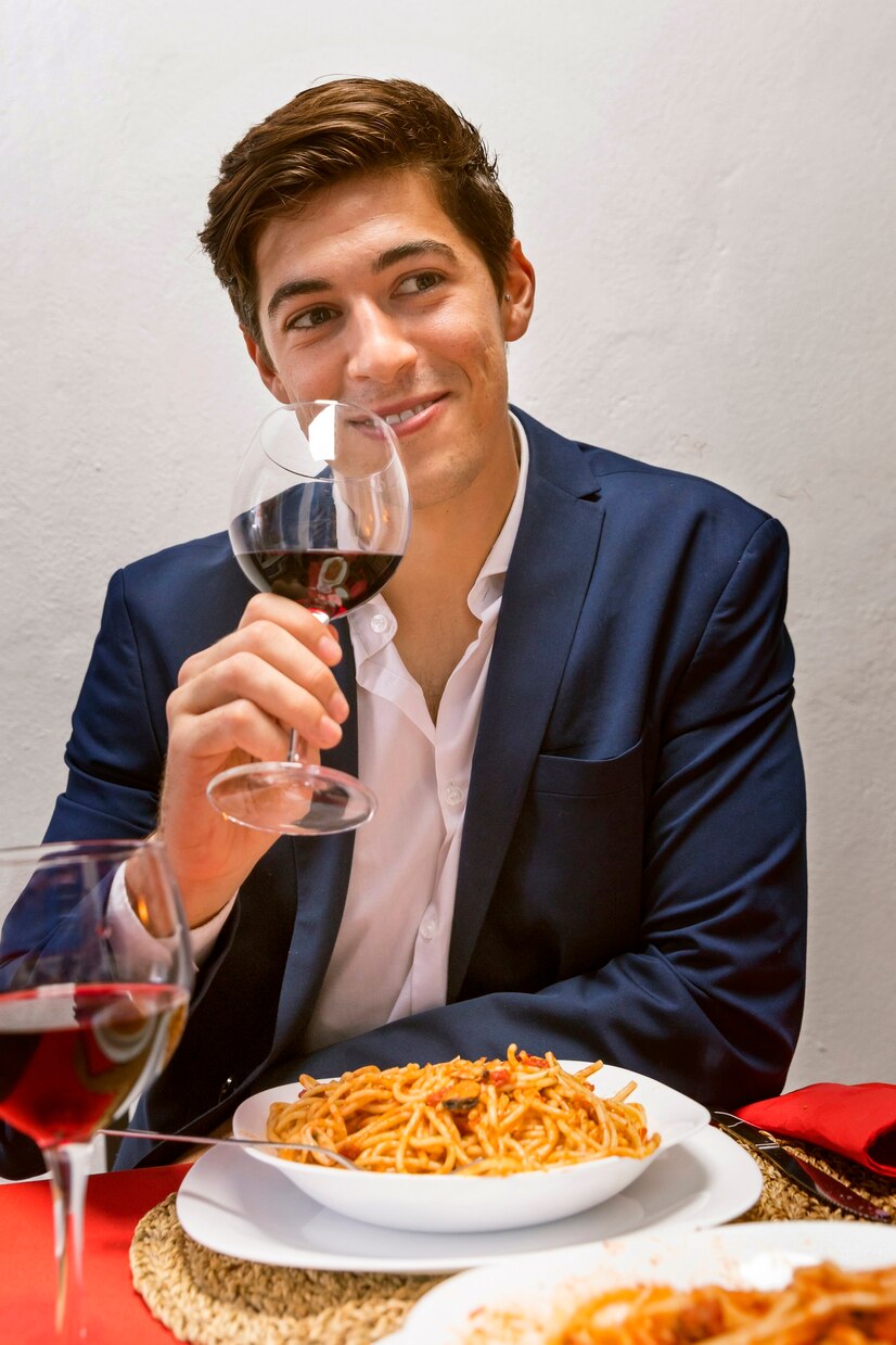 An arrogant man having dinner | Source: FreePik