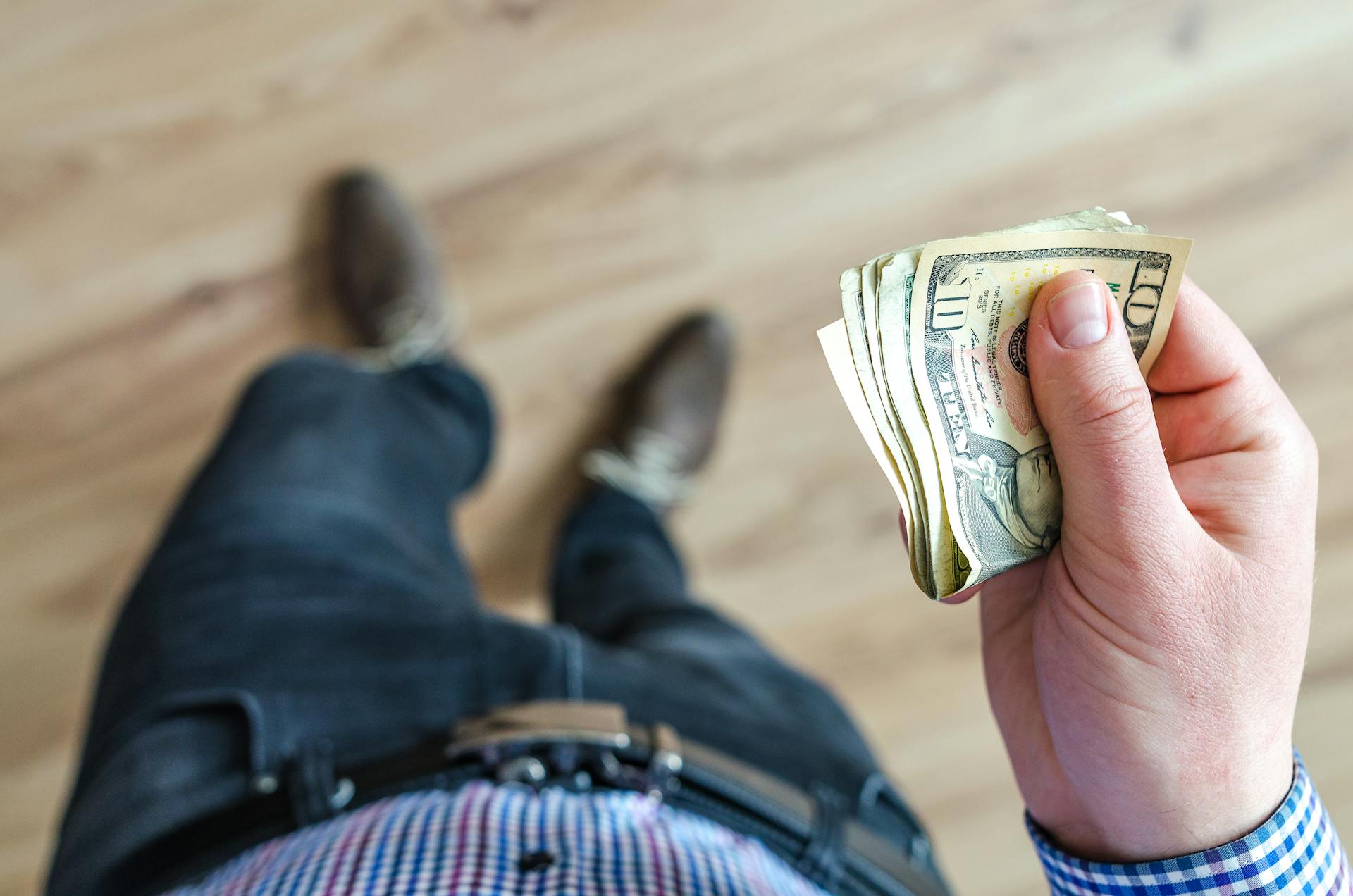 A man holding cash | Source: Pexels