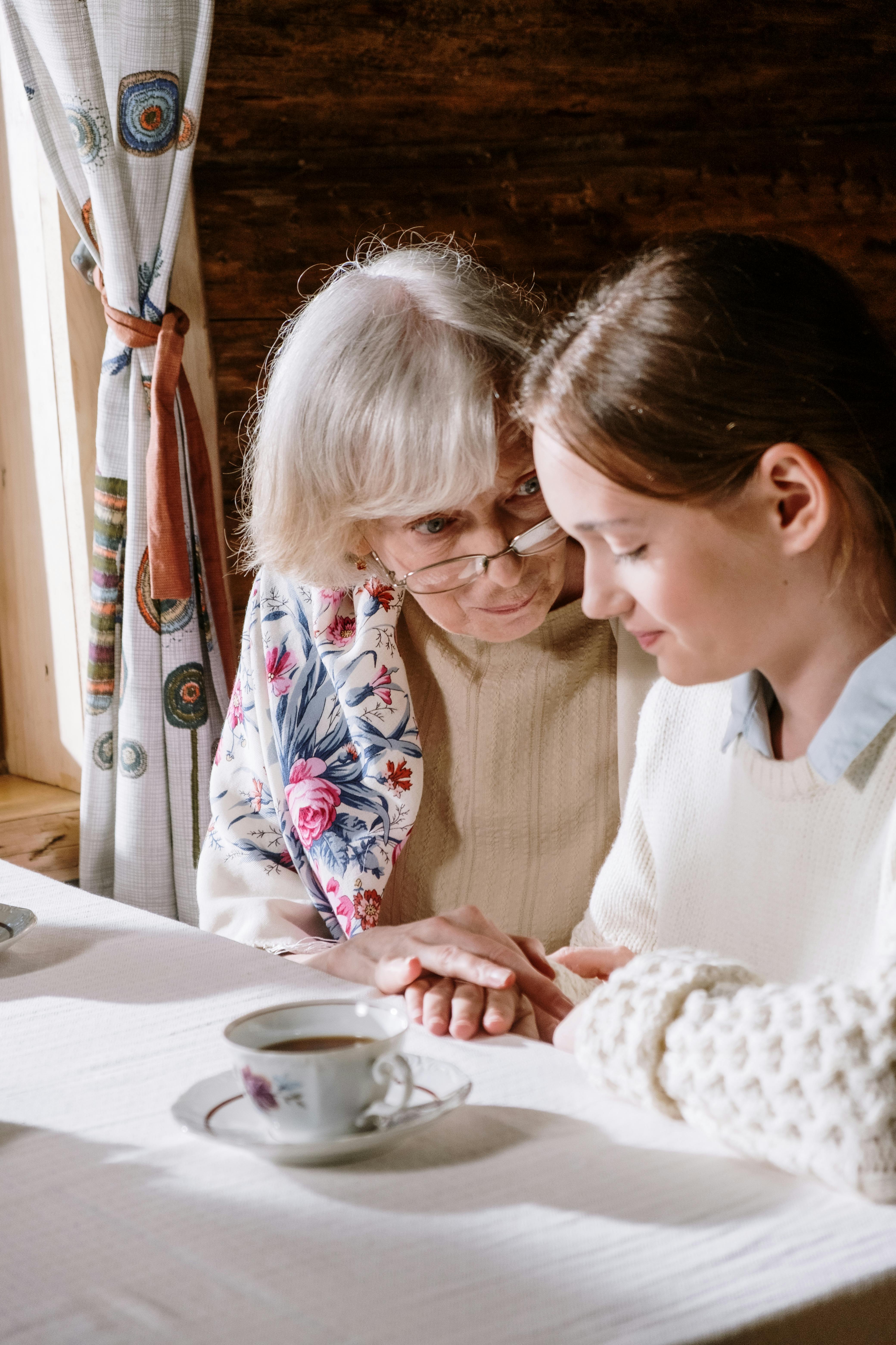 An older woman talking to a younger woman | Source: Pexels