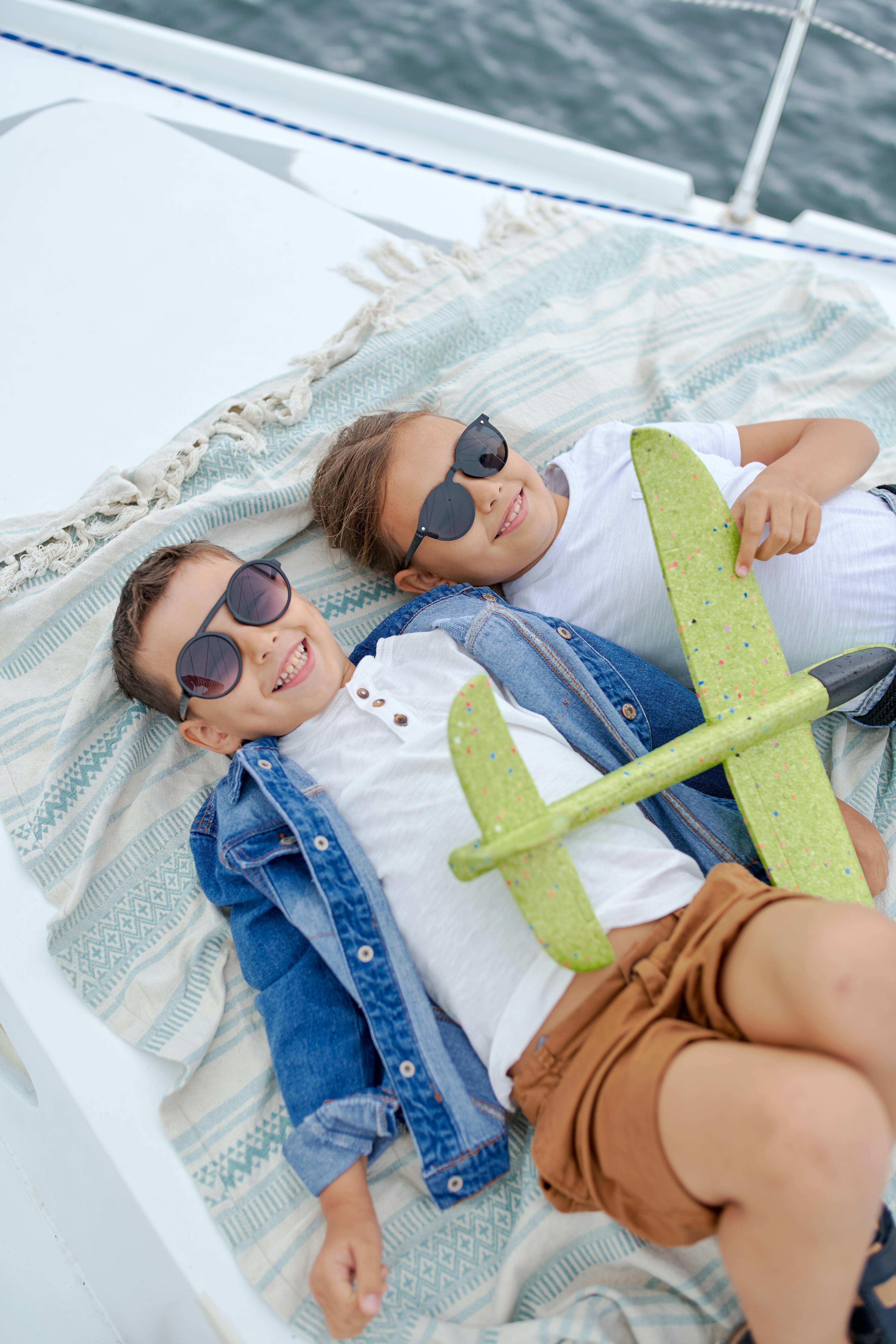 Twins on a yacht | Source: Pexels